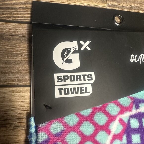 NWT Gatorade Sports Towel Glitched Collection Size 16" x 25" (Frosted Berry) - Picture 3 of 11